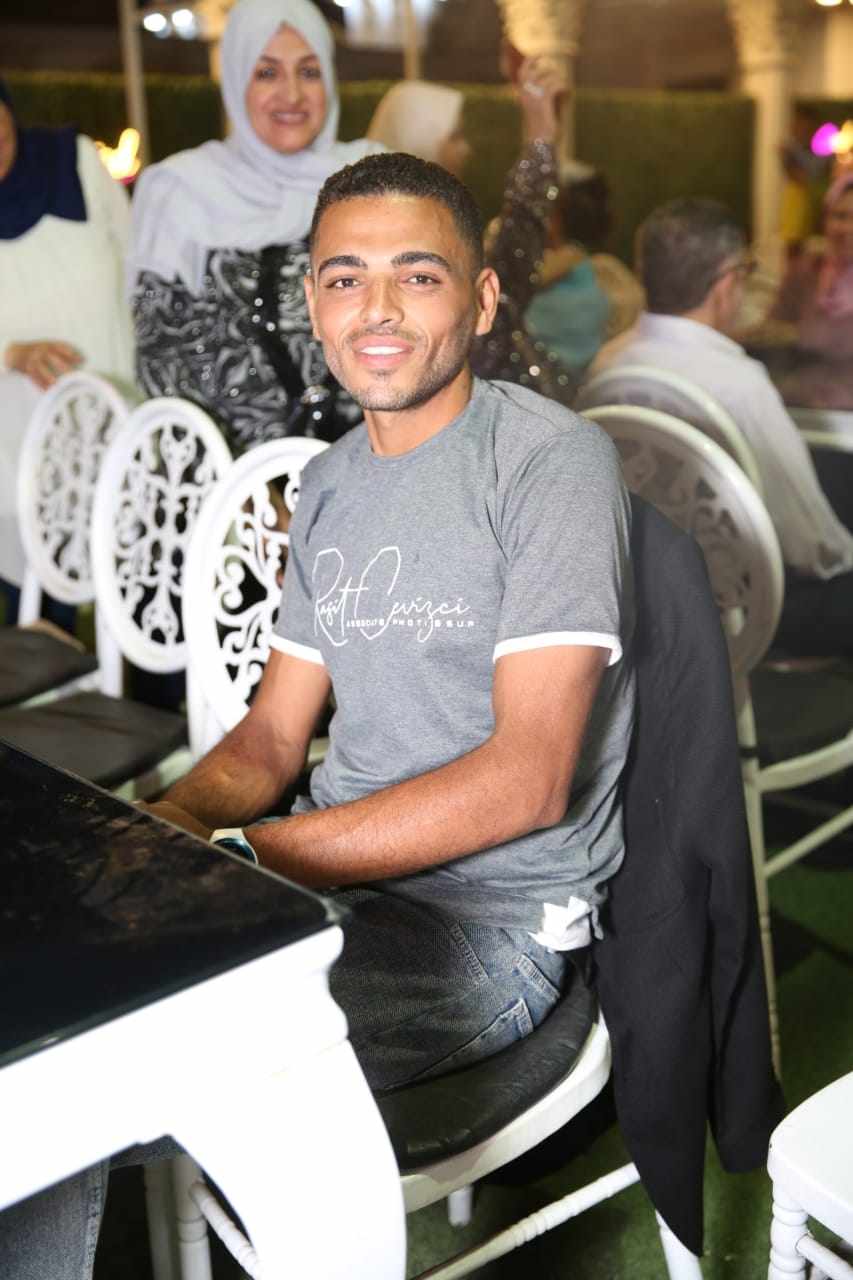 ����� ����